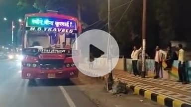 झांसी: ट्रैफिक पुलिस ने प्रकाश रेजिडेंसी के सामने नो पार्किंग में खड़ी बस का ₹500 का चालान किया