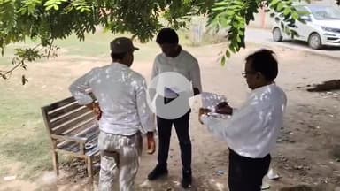 इटावा: एमएलसी कोटे से पोस्टमार्टम हाउस पर लगवाई गई बेंचों का सहायक अभियंता डीआरडीए ने किया निरीक्षण, निर्धारित बेंच मिली