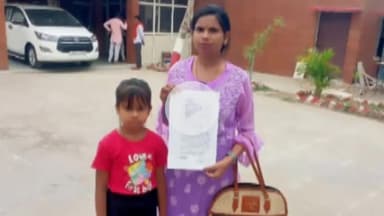 उरई: उरई पुलिस अधीक्षक कार्यालय पहुंची विधवा महिला, एसपी को शिकायती पत्र दिया, दबंगों ने प्लॉट पर निर्माण करने से रुकवाया