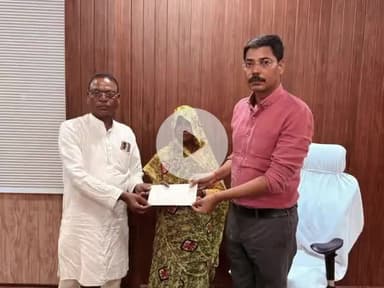 टीकमगढ़: टीकमगढ़ नगर पालिका कार्यालय में सीएमओ ने महिला को पति की मृत्यु पर ₹2 लाख की सहायता राशि दी