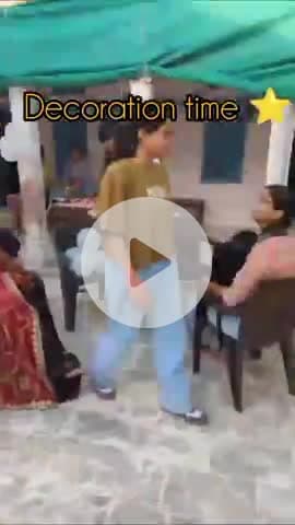 पोती का पहला जन्मदिन बनाया गया है बच्चे और 100साल की दादी ने भी अपनी 5वि पीढ़ी का जन्म दिन बनाया है