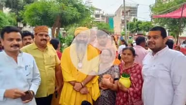 इटावा: चौगुर्जी के देवकीनंदन पार्क में मां पीतांबरा महायज्ञ की तैयारी के लिए कलश वितरण कार्यक्रम हुआ, 101 महिलाओं को दिए गए कलश