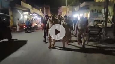 शाहाबाद: रामपुर: SP विद्यासागर मिश्र ने थाना गंज क्षेत्र के भीड़भाड़ वाले इलाके में फ्लैग मार्च कर लोगों से शांति व्यवस्था की अपील की