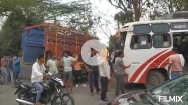 मुरैना: गंजरामपुर मोड़ के पास बस और मैक्स गाड़ी की टक्कर में एक दर्जन लोग घायल, अस्पताल में भर्ती