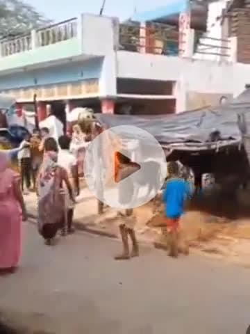 बिल्हौर: बिल्हौर में पुलिस के सामने भिड़े प्रधान पति और कोटेदार, वीडियो हुआ वायरल