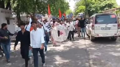 अलीगढ़ के पनैठी में मीट कारोबारियों से मारपीट में हिंदूवादियों पर मुकदमे करने को लेकर हिंदूवादी संगठनों ने किया एसएसपी कार्यालय पर विरोध-प्रदर्शन और उन्होंने कहा है की ईद पर भैंस तो क्या हम बकरा भी कटनी नहीं देंगे रिपोर्टर आमिर खान अलीगढ़ उ