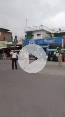 ओबीसी जन कल्याण संघ के नेतृत्व में ओबीसी एवं बहुजन समाज के लोगों के द्वारा कल टीकमगढ़ में हजारों की संख्या में बड़ा आंदोलन करने के वाद मनोज यादव की मारपीट करने वाले  आरोपियों पर धारा 307 के साथ साथ  अन्य धारा बड़ा दी गईं हैं ।
आरोपियों के बंदू