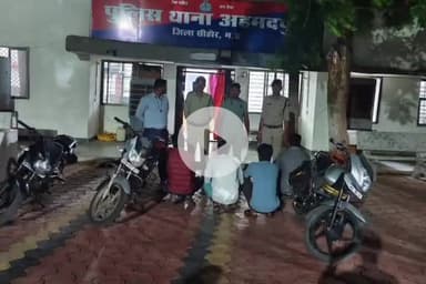 इछावर: अहमदपुर थाना पुलिस ने 9 जुआरियों को पकड़ा, 3 मोटरसाइकिल और नगदी ज़ब्त की