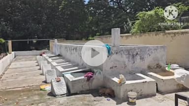 வாணியம்பாடி: சென்னாம்பேட்டை சின்னாற்றில் சலவைத் தொழிலாளிகளின் கட்டிடத்தை அகற்றுவதற்கு எதிர்ப்பு தெரிவித்து போராட்டத்தில் ஈடுபட்ட சலவை தொழிலாளர்கள்