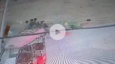 सोनवर्षा सब्जी मंडी में व्यापारी की आढ़त से रुपयों भरा बैग लेकर भागे बदमाश, सीसीटीवी में कैद