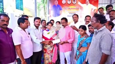 రావిలంక గోదావరిలో మునిగి ఇద్దరు బాలురు మృతి చెందిన ఘటనలో బాధితులకు పరిహారం అందించిన ఎమ్మెల్యే సత్యనారాయణ