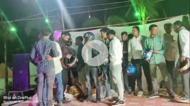 बटियागढ़: बटियागढ़ ब्लॉक में एक शादी बनी चर्चा का विषय, करीब 100 बारातियों को भेंट किए गए हेलमेट