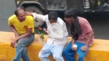 सागर नगर: सागर के कटरा बाजार में बीच सड़क पर शराब पीते शराबियों का वीडियो हुआ वायरल