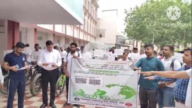 बक्सर: डीएम ने स्वच्छ निर्वाचन व मतदान के लिए समाहरणालय परिसर में कर्मियों को दिलाई शपथ