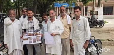 बागपत: तालाब खुदाई में अनियमितता का आरोप लगाते रसूलपुर संकाल पुट्ठी गांव के लोगों ने किया प्रदर्शन, लेखपाल पर मनमानी का आरोप