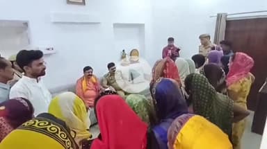 बदायूं: अमर ज्योति यूनिवर्स निधि लिमिटेड कंपनी द्वारा ठगी की शिकार महिलाएं सदर विधायक के साथ SSP से मिलने पहुंची