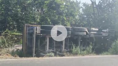 अमरोहा: अमरोहा में कांठ बाईपास पर तेज रफ्तार बजरी से भरा ट्रक पलटा, दो लोग घायल, अस्पताल में भर्ती