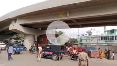 सीतापुर: पुलिस लाइन के पास निर्मला धीन ओवर ब्रिज के पिलर में फंसा ट्रक, आवागमन हुआ बाधित
