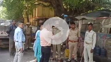 बहराइच: बहराइच शहर में सड़कों के किनारे लगे ठेलों पर नगर पालिका प्रशासन ने की कार्रवाई, वेंडिंग ज़ोन में किए जा रहे हैं शिफ्ट