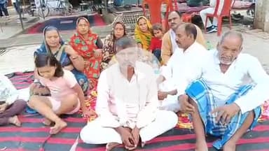 सीतापुर: खपुरा ग्राम पंचायत में पीड़ित की जमीन पर प्रधान द्वारा किया गया कब्जा, जमीन पर बनी रोड के खिलाफ पीड़ित ने धरना दिया