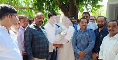 बाबई: माखन नगर में एमपी एग्रो फार्म हाउस पर भाजपा कार्यकर्ताओं ने कैबिनेट मंत्री कुशवाहा से की मुलाकात