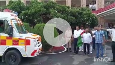 भभुआ: भभुआ समाहरणालय परिसर से डीएम सुनील कुमार ने हरी झंडी दिखाकर 3 नए एंबुलेंस को रवाना किया