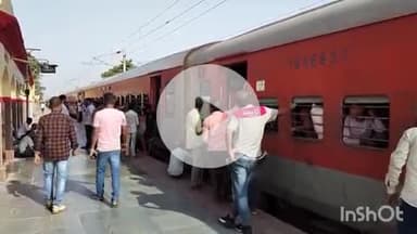 औरैया: दिबियापुर क्षेत्र के कंचौसी में नॉर्थ ईस्ट एक्सप्रेस ट्रेन का इंजन फेल, दिल्ली-हावड़ा रूट पर 6 एक्सप्रेस ट्रेनें रुकीं