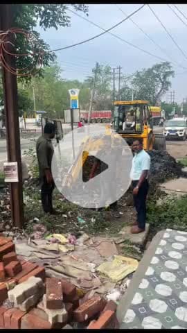 कोडरमा: बरसात से पहले कोडरमा नगर पंचायत में की जा रही नालों की सफाई, नगर पंचायत प्रशासक ने कार्य का किया निरीक्षण