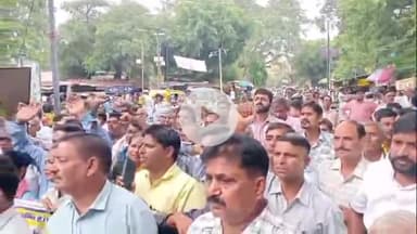 बरेली: डीएम कार्यालय पहुंचकर सिंचाई विभाग संयुक्त कर्मचारी संघर्ष समिति ने दिया ज्ञापन