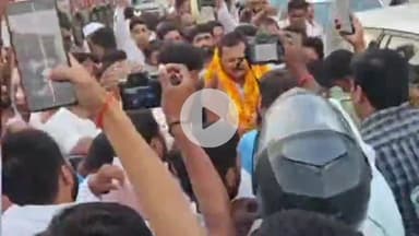 तरबगंज: नवाबगंज के लोलपुर में पूर्व सांसद विनयशंकर तिवारी का समर्थकों ने किया स्वागत, सरकार बदलने के लिए संघर्ष का आह्वान किया