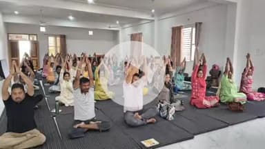 ऊना: उपायुक्त जतिन लाल ने योग शिविर में लिया भाग, स्वस्थ जीवनशैली अपनाने पर दिया जोर