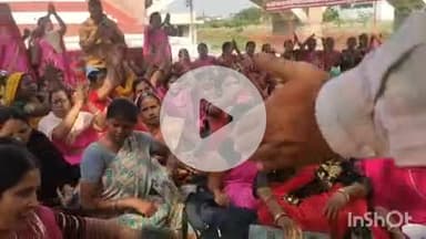 वाराणसी में आंगनबाड़ी कार्यकत्रियों ने शास्त्री घाट पर किया विरोध प्रदर्शन