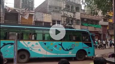 बक्सर: बक्सर के पीपी रोड पर बिजली के तारों से टकराई बारातियों से भरी बस, मची अफरा-तफरी