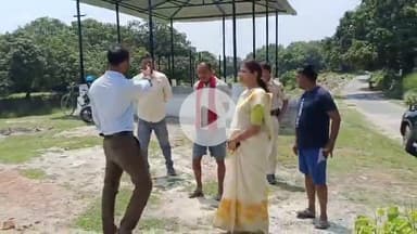 बेतिया: महापौर ने चंद्रावत नदी के तूफानी घाट पर बने मुक्ति धाम का एई के साथ किया निरीक्षण