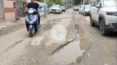 बरेली: सिविल लाइंस में पंचम होटल के सामने मुन्ना चौबे वाली सड़क बदहाल, बड़े-बड़े गड्ढों से क्षेत्रीय लोग परेशान