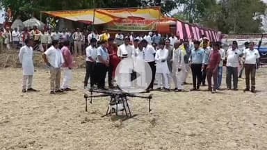दमोह: वैज्ञानिक कृषि से जोड़ने के लिए सांसद राहुल सिंह ने बम्होरी में ड्रोन उड़ाया, कृषि संकल्प अभियान में हुए शामिल