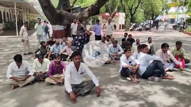 इंदौर: होलकर कॉलेज: 150 कर्मचारियों को नौकरी से निकाले जाने पर कर्मचारियों का प्रदर्शन, विधायक ने की बात