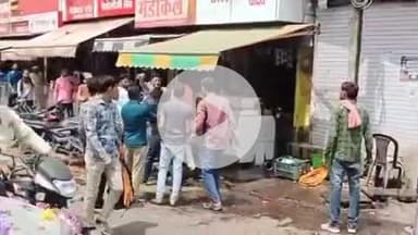 टीकमगढ़: अस्पताल चौराहे पर दो पक्षों में विवाद, जमकर हुई मारपीट, वीडियो वायरल