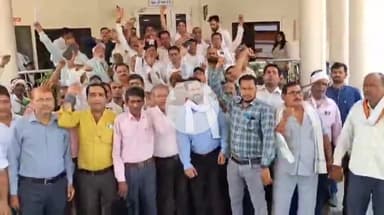 झांसी: 6 हजार पदों को मृत संवर्ग घोषित किये जाने के विरोध में सिंचाई विभाग ने डीएम को सौपा ज्ञापन #jansamasya