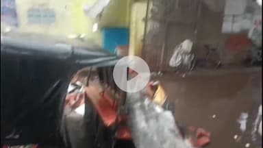 दमोह: पुराने नगर पालिका भवन के गेट की दीवार गिरी, ऑटो रिक्शा चपेट में, बड़ा हादसा टला