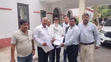 इटावा: सिंचाई विभाग के कर्मचारियों ने शासनादेश समाप्त करने को लेकर जिलाधिकारी को सौंपा ज्ञापन