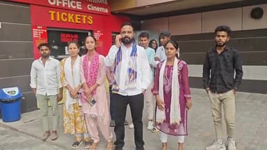 झांसी: बसपा के पूर्व जिला प्रभारी ने नवयुवकों और युवतियों को दिखाई फुले फिल्म, कहा- समानता और शिक्षा के अधिकार की लड़ाई लड़ी