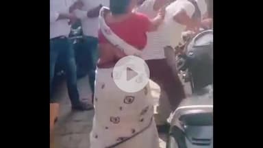 झांसी: पंजाबी कॉलोनी में बिजली विभाग के जेई की महिला ने थप्पड़ों से की पिटाई, वीडियो हुआ वायरल