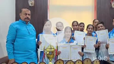 मनेर: मनेर नगर परिषद कार्यालय में नगर अध्यक्ष ने ईस्ट जॉन वुडवॉल नेशनल चैंपियन सिल्वर विजेताओं को किया पुरस्कृत