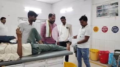 इटावा: नवादा चौराहे के समीप बाइक और टेम्पों की जोरदार भिंडन्त में बाइक सवार गंभीर घायल, जिला अस्पताल से सैफई PGI किया गया रैफर