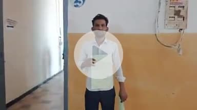 टीकमगढ़: पत्नी को कैंसर, इलाज के लिए गरीबी रेखा का कार्ड नहीं बनने पर कलेक्ट्रेट में शिकायत