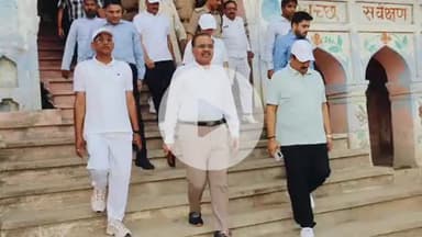 इटावा: गंगा दशहरा की पूर्व संध्या पर डीएम और एसएसपी ने यमुना घाट पर स्वच्छता अभियान चलाया, आरती भी की