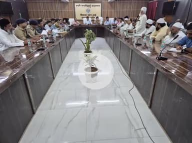 उरई: उरई के रानी लक्ष्मी बाई सभागार में आगामी त्यौहार को लेकर डीएम और एसपी ने की बैठक