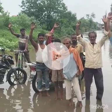 नरपतगंज: नरपतगंज बाजार में जलजमाव व कीचड़ से परेशान लोगों ने किया प्रदर्शन