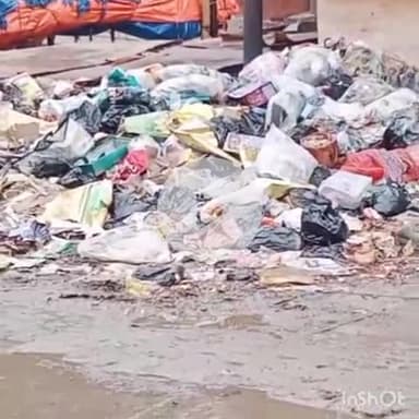 नरपतगंज: बसमतिया बाजार में कचरे के ढेर और दुर्गंध से परेशान बाजारवासी ने जताया आक्रोश